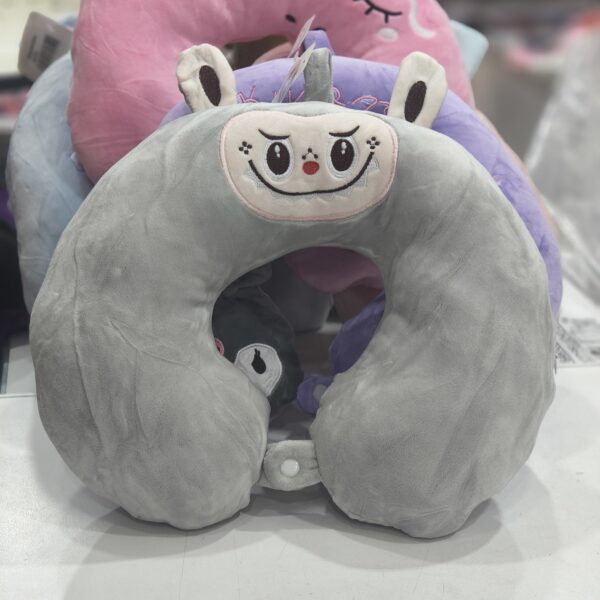 Labubu gris almohada viaje